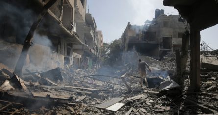 Palestinos miran los restos de un bombardeo israelí en el campo de refugiados de Nuseirat, en la Franja de Gaza, el sábado 8 de junio de 2024.