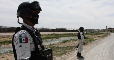 Elementos de la Guardia Nacional realizan patrullajes constantes por la zona del bordo de la línea fronteriza que divide México de los Estados Unidos, esto con el objetivo de evitar que la delincuencia organizada realice el cruce de sustancias ilegales al país fronterizo.