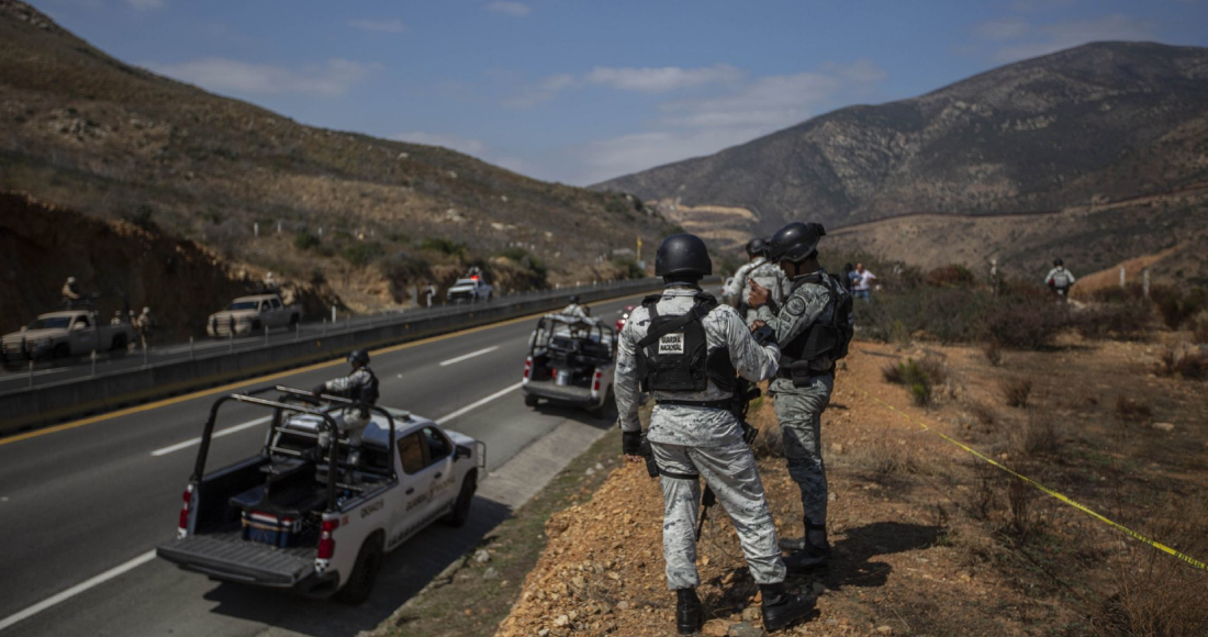 Elementos de la Guardia Nacional custodian la zona donde esta mañana en la carretera de cuota Tijuana-Tecate, en el kilómetro 13, cerca del muro fronterizo. 