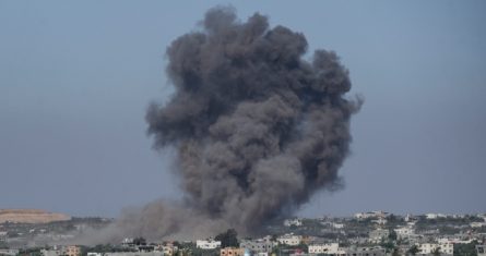 Humo se eleva durante un ataque israelí en Rafah, en la Franja de Gaza, el jueves 30 de mayo de 2024.