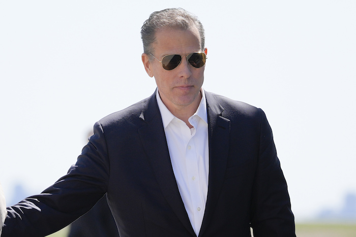 Hunter Biden se dirige al avión presidencial en el Aeropuerto Internacional John F. Kennedy, el 29 de marzo de 2024, en Nueva York.