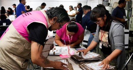 Personal del INE realizó conteo de actas y votos de la elección federal del domingo pasado, en las instalaciones de la Junta Distrital Ejecutiva del distrito 09.