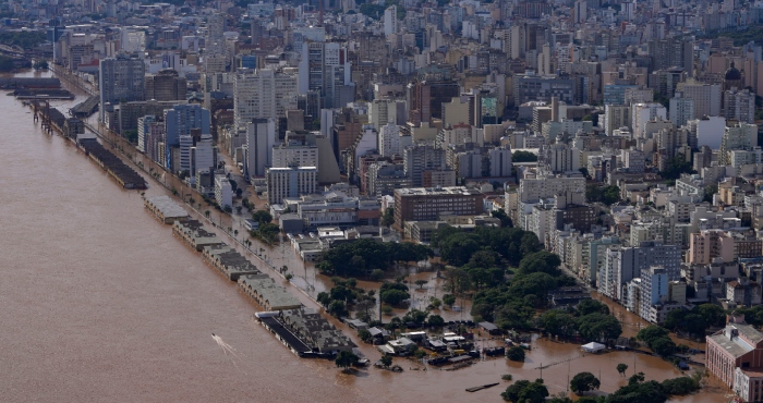 Esta fotografía del miércoles 8 de mayo de 2024 muestra la ciudad de Porto Alegre, inundada tras intensas lluvias, en el estado de Río Grande do Sul, Brasil.