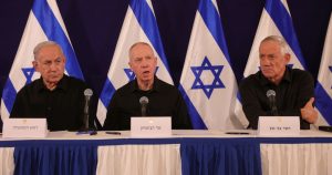 De izquierda a derecha, el Primer Ministro de Israel, Benjamin Netanyahu, el Ministro de Defensa, Yoav Gallant y el Ministro del Gabinete, Benny Gantz, hablan durante una conferencia de prensa en la base militar de Kirya, en Tel Aviv, Israel, el 28 de octubre de 2023.