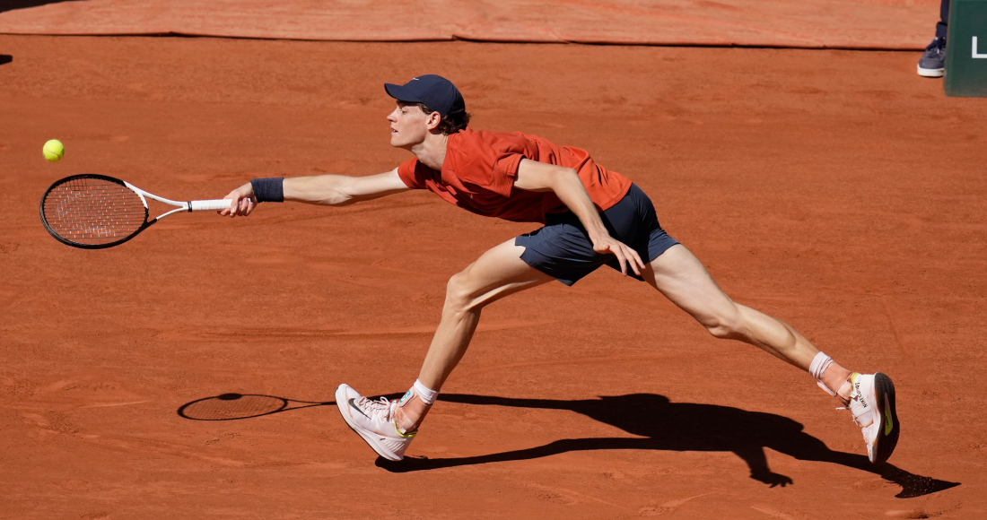 Jannik Sinner devuelve ante Carlos Alcaraz en las semifinales del Abierto de Francia, el viernes 7 de junio de 2024.