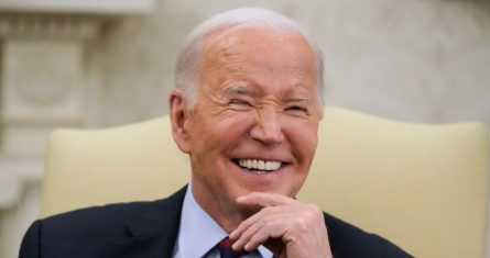 El Presidente de Estados Unidos, Joe Biden, sonríe en una reunión con el Secretario General de la OTAN, Jens Stoltenberg, en la Oficina Oval de la Casa Blanca, el lunes 17 de junio de 2024.