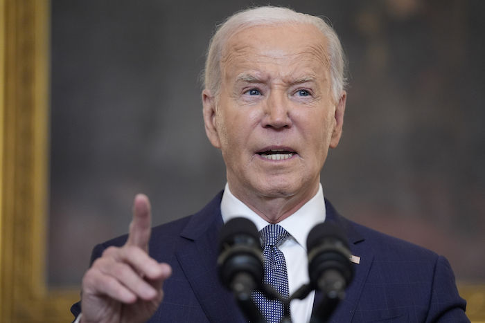 El Presidente Joe Biden comenta sobre el veredicto en el juicio de dinero a cambio de silencio que enfrenta el expresidente Donald Trump y sobre Oriente Medio, desde el Comedor de Estado de la Casa Blanca, el viernes 31 de mayo de 2024, en Washington.