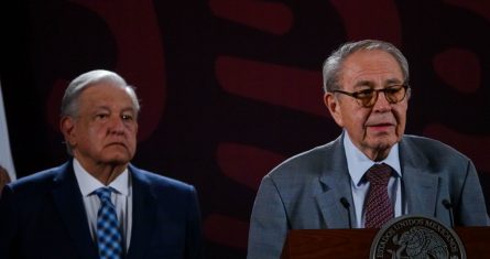 Andrés Manuel López Obrador, Presidente de México, y Jorge Alcocer, Secretario de Salud, durante la conferencia de prensa matutina del mandatario.