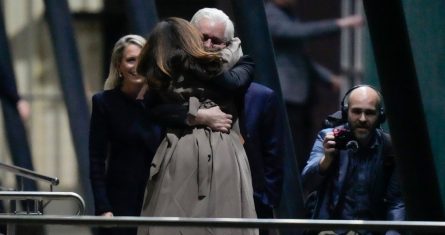 Julian Assange, fundador de WikiLeaks, abraza a su esposa Stella tras aterrizar en la base de las Fuerzas Armadas Australianas en Fairbairn, Canberra, Australia, el 26 de junio de 2024.