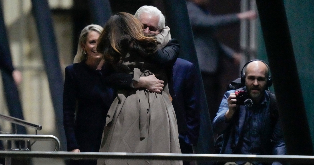 Julian Assange, fundador de WikiLeaks, abraza a su esposa Stella tras aterrizar en la base de las Fuerzas Armadas Australianas en Fairbairn, Canberra, Australia, el 26 de junio de 2024.