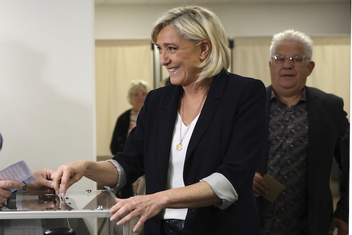 La líder ultraderechista francesa Marine Le Pen vota en las elecciones europeas el domingo 9 de junio de 2024 en Henin-Beaumont, en el norte de Francia.