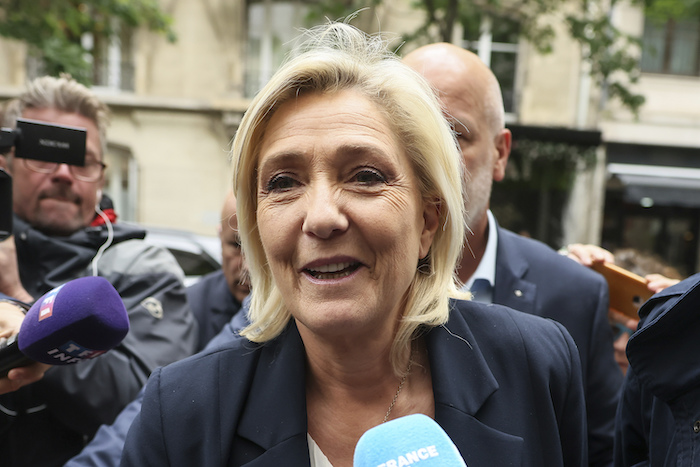 La lideresa de la ultraderecha francesa Marine Le Pen llega a la sede del partido National Rally, el lunes 10 de junio de 2024 en París.