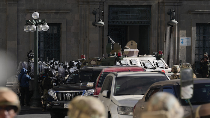 La policía militar se reúne frente a la entrada principal del Palacio Presidencial en la Plaza Murillo en La Paz, Bolivia, el miércoles 26 de junio de 2024.