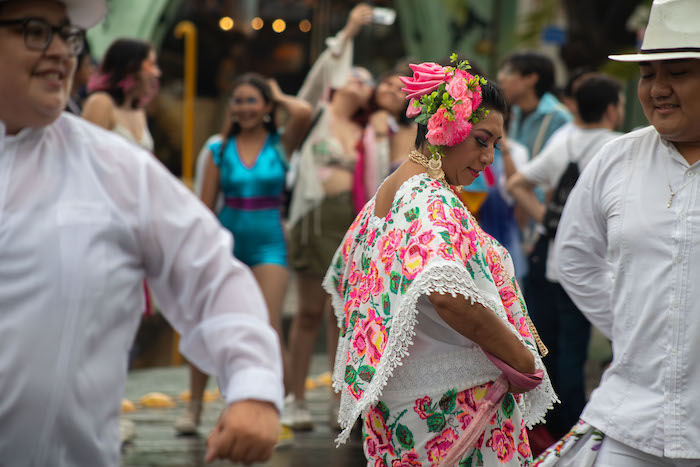 Ni la fuerte lluvia ni las calles inundadas impidieron que miles de personas salieran a las calles del Centro de Mérida para exigir alto a la LGBTfobia durante la 22a Marcha de la Diversidad Sexual de Yucatán.