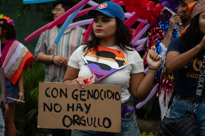 "Con genocidio no hay orgullo", se leía en una de las pancartas que se vieron en la Marcha de la Diversidad Sexual en Yucatán.