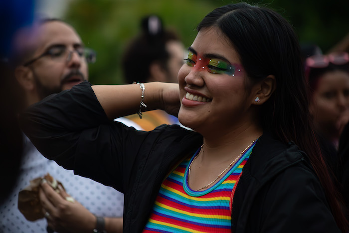 Quienes participaron en la Marcha de la Diversidad Sexual aprovecharon para utilizar los colores de la comunidad LGBTQ+ en su ropa o maquillaje.