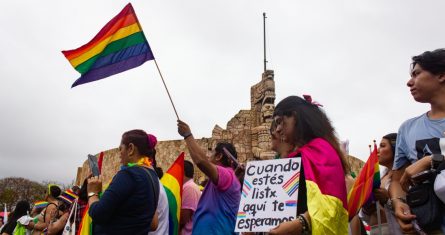 Ni la fuerte lluvia ni las calles inundadas impidieron que miles de personas salieran a las calles del Centro de Mérida para exigir alto a la LGBTfobia durante la 22a Marcha de la Diversidad Sexual de Yucatán.