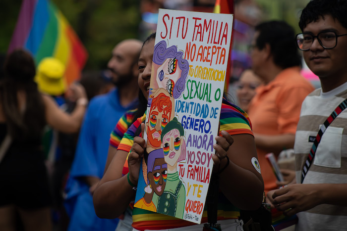 El contingente fue encabezado por Aitana Rivero y Carlos Rivas, reina y rey de la Diversidad Sexual 2024, quienes portando la ropa típica yucateca bailaron jarana para dar inicio a las actividades.