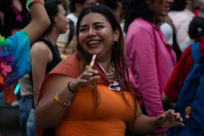 Con carteles y pancartas, se denunció que no puede haber orgullo en un estado que perpetúa la LGBTfobia, y se exigió alto a los transfeminicidios en el país.