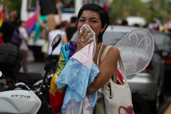 En esta ocasión, también se conformó un contingente disidente que, bajo la consigna “con genocidio no hay orgullo”, levantó la voz exigiendo la libertad del pueblo palestino.