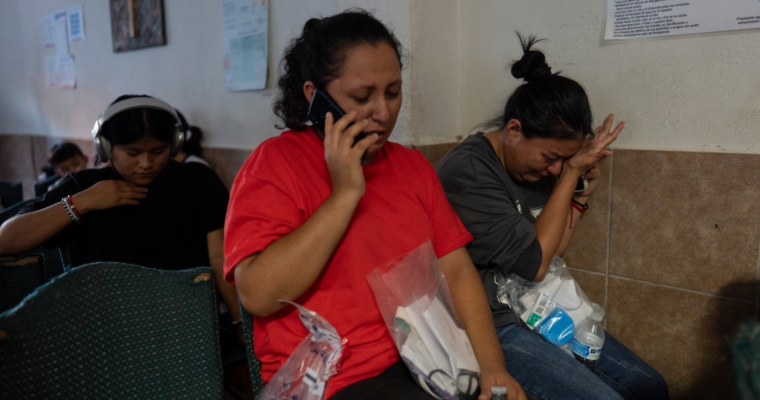 Con una bolsa en la mano entregada por la Patrulla Fronteriza con sus pertenencias, la migrante mexicana Ana Ruiz, a la derecha, se enjuga las lágrimas mientras habla con un familiar en el refugio San Juan Bosco en Nogales, México, el martes 25 de junio de 2024, tras ser deportada a su país desde Estados Unidos. La suspensión del asilo, que entró en vigencia el 5 de junio y ha supuesto una reducción del 40 por ciento en las detenciones de cruces ilegales, se aplica a todas las nacionalidades. Pero afecta especialmente a las que tienen más opciones de deportación, en concreto a los mexicanos y otras personas a las que México acepta recibir