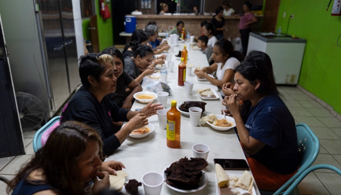 Migrantes, en su mayoría mexicanas deportadas poco antes de Estados Unidos, cenan en el refugio de migrantes San Juan Bosco en Nogales, México, el martes 25 de junio de 2024. Muchos migrantes que no logran pasar el filtro son deportados a Nogales, una amplia ciudad en el lado mexicano del estado de Sonora, y terminan en el San Juan Bosco, donde un enorme ventilador en una antigua capilla ofrece alivio del sofocante calor estival.