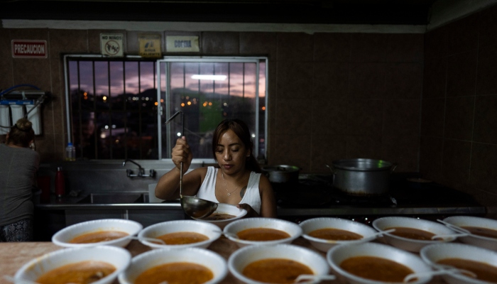 La voluntaria Edith Garcia prepara sopa para servir a migrantes, en su mayoría ciudadanos mexicanos deportados de Estados Unidos, en el refugio para migrantes San Juan Bosco en Nogales, México, el martes 25 de junio de 2024. La suspensión del asilo, que entró en vigencia el 5 de junio y ha supuesto una reducción del 40% en las detenciones de cruces ilegales, se aplica a todas las nacionalidades. Pero afecta especialmente a las que tienen más opciones de deportación, en concreto a los mexicanos.