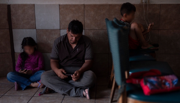 Un padre y su hija, que declinaron dar su nombre, se sientan en una capilla mientras esperan a cenar en el refugio para migrantes San Juan Bosco en Nogales, México, el martes 25 de junio de 2024. Muchos migrantes que no logran pasar el filtro son deportados a Nogales, una amplia ciudad en el lado mexicano del estado de Sonora, y terminan en el San Juan Bosco, donde un enorme ventilador en una antigua capilla ofrece alivio del sofocante calor estival.