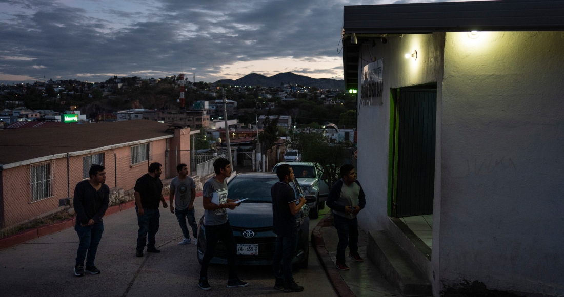 Varios migrantes llegan al refugio para migrantes de San Juan Bosco en Nogales, México, el martes 25 de junio de 2024, tras ser deportados de Estados Unidos. La suspensión del asilo, que entró en vigencia el 5 de junio y ha supuesto una reducción del 40% en las detenciones de cruces ilegales, se aplica a todas las nacionalidades. Pero afecta especialmente a las que tienen más opciones de deportación, en concreto a los mexicanos y otras personas a las que México acepta recibir