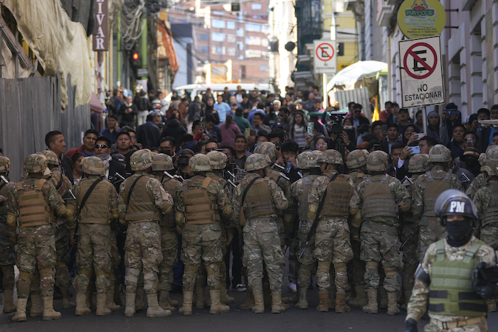 Militares bloquean la entrada a la Plaza Murillo, donde está el Palacio de Gobierno en La Paz, Bolivia, el miércoles 26 de junio de 2024.