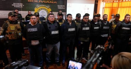 Varios detenidos por su presunta participación en el intento fallido de golpe del día anterior presentados ante la prensa en La Paz, Bolivia, el jueves 27 de junio de 2024. El gobierno anunció más detenciones por lo sucedido el miércoles contra el gobierno del Presidente boliviano, Luis Arce.