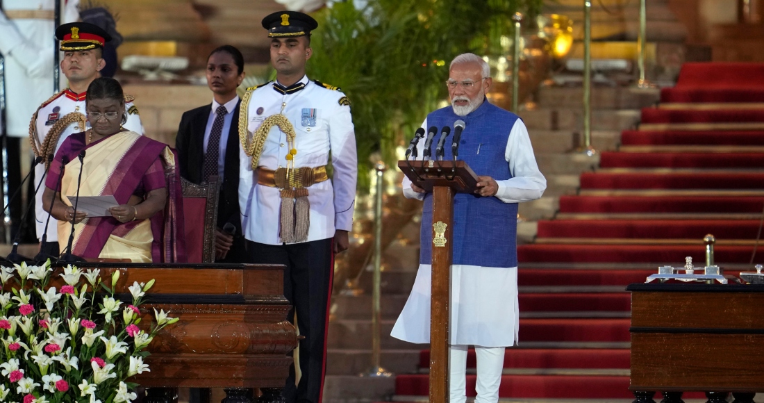 Narendra Modi (der) es juramentado para un tercer mandato como Primer Ministro de India por la Presidenta Draupadi Murmu (izq) en el palacio Rashtrapati Bhawan de Nueva Delhi, el 9 de junio de 2024.