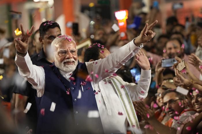 El Primer Ministro de India, Narendra Modi, saluda a sus partidarios a su llegada a la sede de su partido, Bharatiya Janata (BJP), tras el anuncio de los resultados de las elecciones en India, en Nueva Delhi, el 4 de junio de 2024.