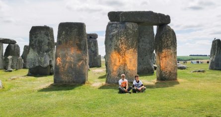 En esta fotografía se muestran unos manifestantes del grupo Just Stop Oil tras rociar pintura naranja en el monumento de Stonehenge, en Salisbury, Inglaterra, el miércoles 19 de junio de 2024.