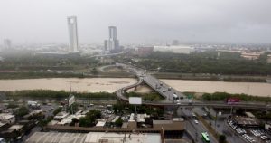 Vista panorámica de la creciente del Río Santa Catarina, a la altura del puente Revolución, mismo que desemboca en el Río Bravo, una vez arribando a Tamaulipas, ante el paso de la tormenta tropical "Alberto".