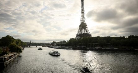 Las embarcaciones navegan por el río Sena cerca de la torre Eiffel durante un ensayo para la ceremonia de apertura de los Juegos Olímpicos de París, el lunes 17 de junio de 2024.