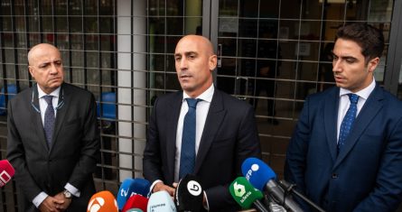 El expresidente de la RFEF, Luis Rubiales, ofrece declaraciones a los medios a su salida tras declarar en calidad de imputado en el Juzgado de Primera Instancia e Instrucción Número 4 de Majadahonda, a 29 de abril de 2024, en Majadahonda, Madrid, España.