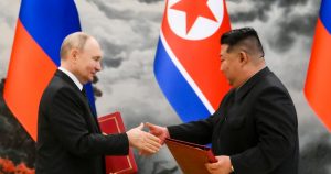 El Presidente de Rusia, Vladímir Putin, y el líder norcoreano, Kim Jong Un, intercambian documentos durante una ceremonia de firma de un tratado en Pyongyang, Corea del Norte, el miércoles 19 de junio de 2024.