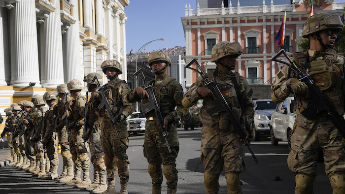 Soldados bloquean la calle frente al Palacio Presidencial (derecha) y la Asamblea Legislativa (izquierda), en Plaza Murillo, en La Paz, Bolivia, el 26 de junio de 2024.