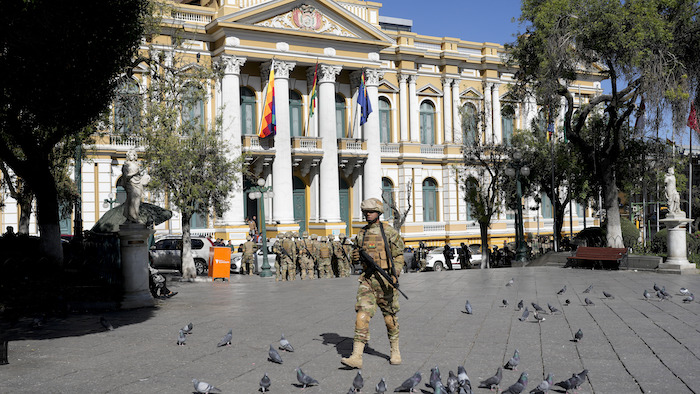 Soldados se reúnen frente a la Asamblea Legislativa en la Plaza Murillo en La Paz, Bolivia, el miércoles 26 de junio de 2024.