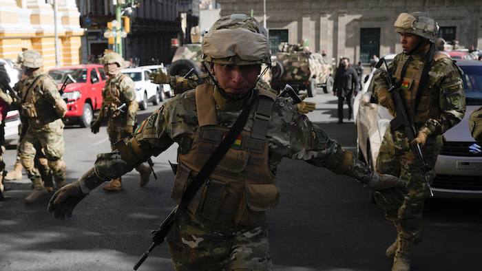 Un soldado hace un gesto para que los periodistas abandonen la Plaza Murillo mientras los soldados se reúnen frente al Palacio Presidencial en la Plaza Murillo en La Paz, Bolivia, el miércoles 26 de junio de 2024.