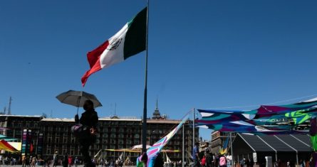 Una Bandera Monumental de México.