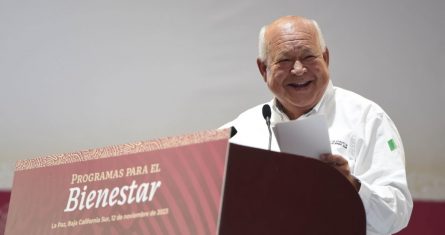 Víctor Manuel Castro Cosío, Gobernador de Baja California Sur durante el evento de Programas para el Bienestar en Arena "La Paz", el 12 de noviembre de 2023.