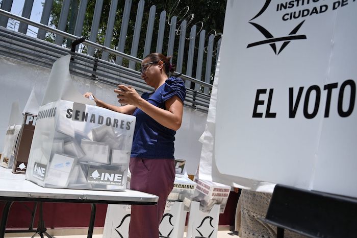 Desde las ocho de la mañana, cuando se abrieron las casillas, se formaron filas de ciudadanos dispuestos a participar en esta elección histórica que renovará además la Jefatura de Gobierno de la Ciudad de México, ocho gubernaturas, el Congreso de la Unión y al menos 20 mil cargos locales.