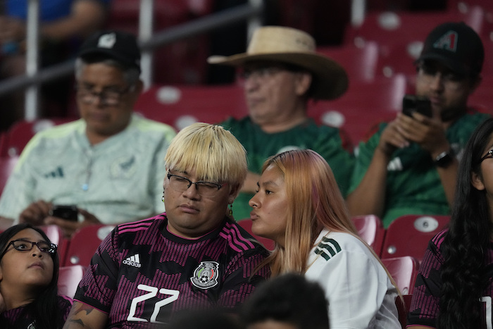 Aficionados de la Selección de México reaccionan tras el empate 0-0 contra Ecuador por el Grupo B de la Copa América, el domingo 30 de junio de 2024, en Glendale, Arizona. México quedó eliminada.