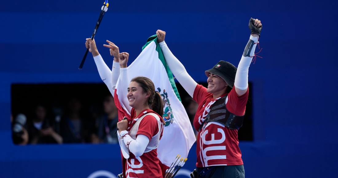 Las mexicanas Alejandra Valencia (derecha) y Ángela Ruiz (izquierda) celebran tras ganar la medalla de bronce de equipos de mujeres del tiro con arco de los Juegos Olímpicos de París, el domingo 28 de julio de 2024.