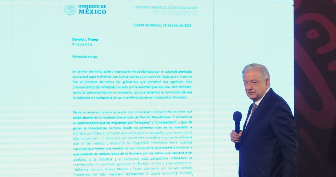 Andrés Manuel López Obrador, Presidente de México, muestra la carta que le envió a Donald Trump luego de sus dichos sobre la migración en un acto de campaña.