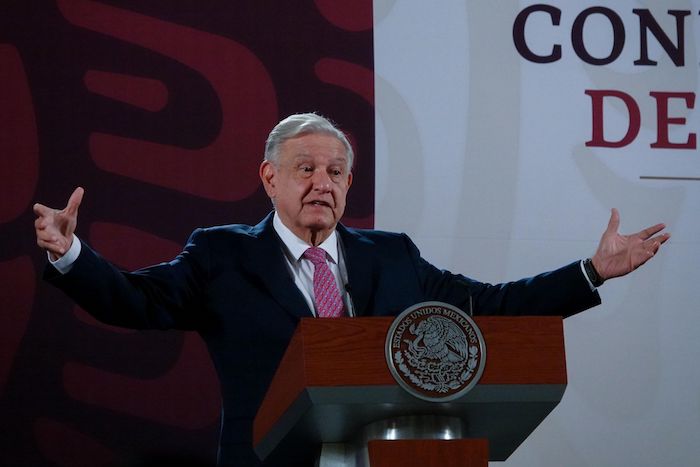 El Presidente Andrés Manuel López Obrador informó que el hallazgo de las 19 personas muertas en Chiapas estaría ligado al enfrentamiento de dos grupos criminales que mantienen una disputa por el tráfico de drogas y migrantes en la frontera sur del país.