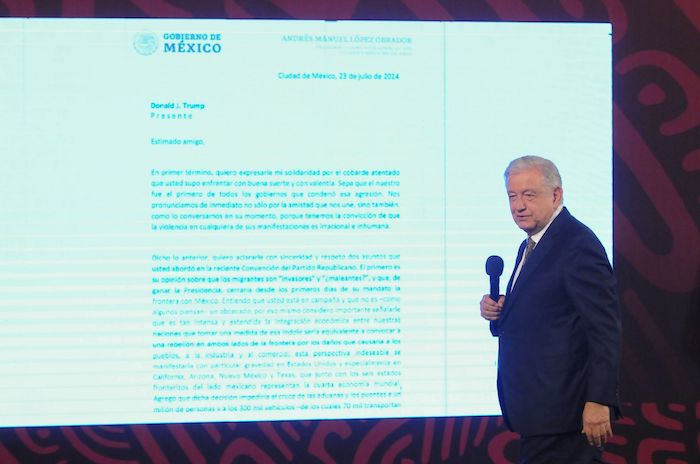 Andrés Manuel López Obrador, Presidente de México, muestra la carta que le envió a Donald Trump luego de sus dichos sobre la migración en un evento.