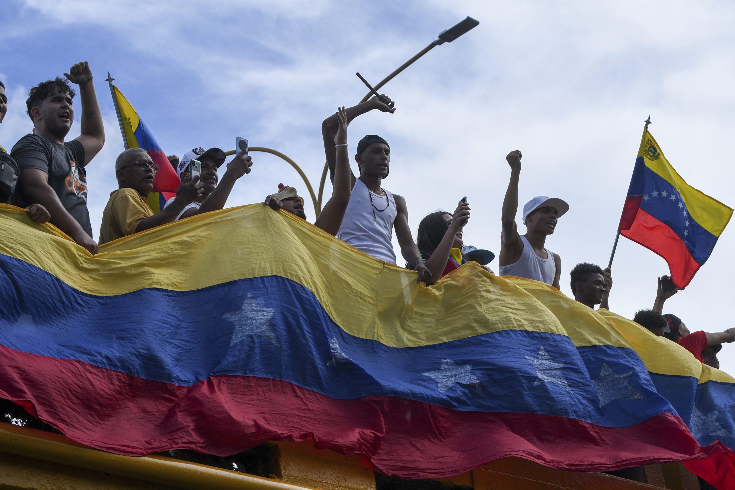 Los manifestantes protestan contra los resultados oficiales de las elecciones que declaran la reelección del presidente Nicolás Maduro en Valencia, Venezuela, el lunes 29 de julio de 2024, el día después de la votación. 